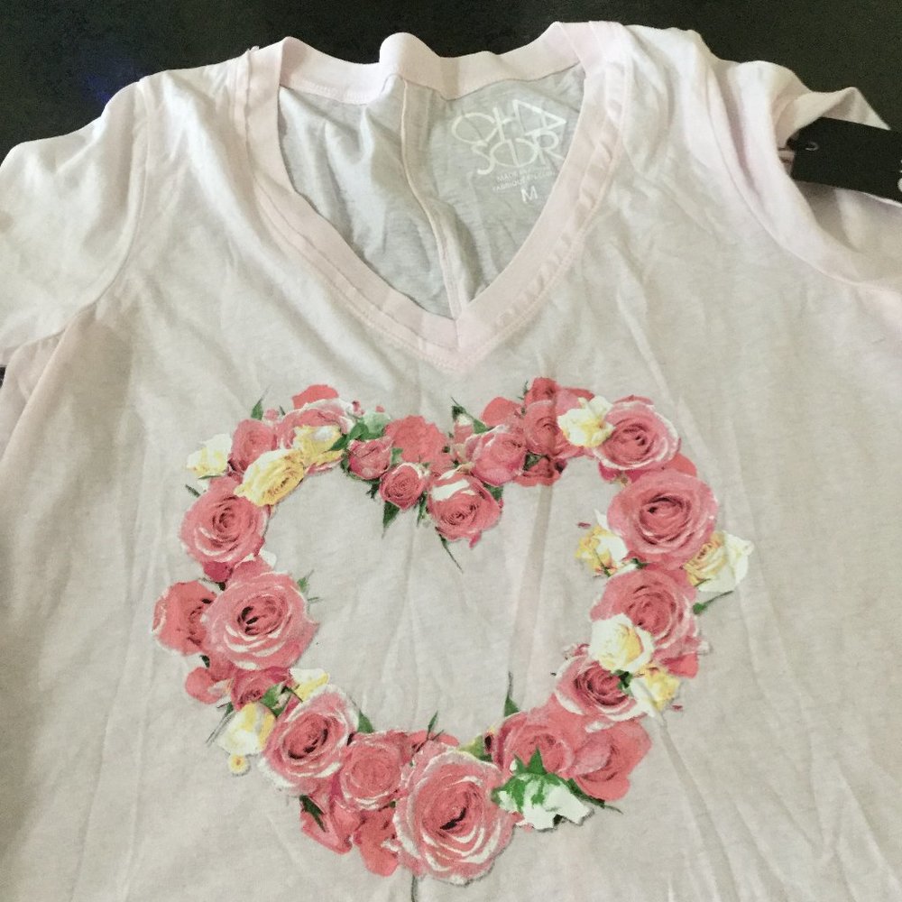NWT Ladies T-shirt pink with floral heart on front v-neck lightweight